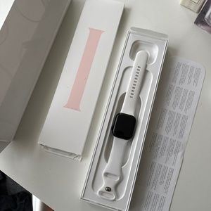 41MM Series 7 iwatch, charger and plug included